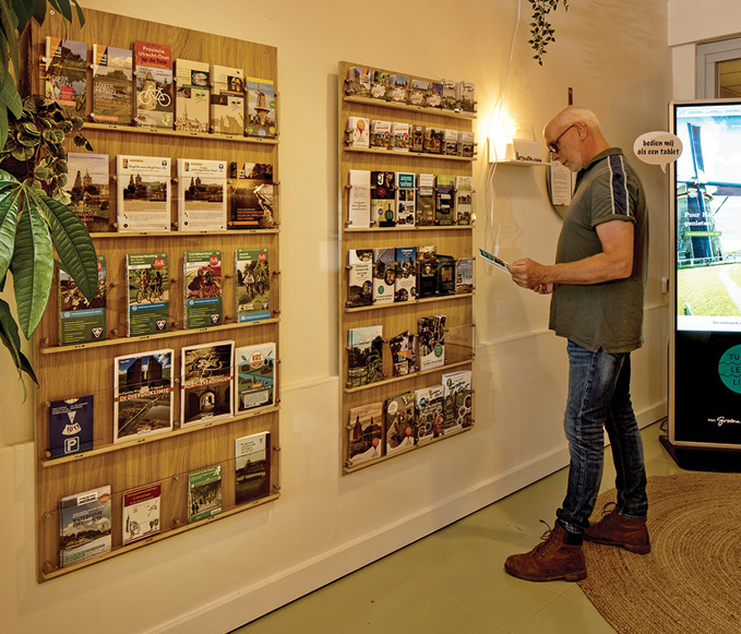 Bezoekers en toeristen in Vianen stappen makkelijk even binnen voor inspiratie of kopen een route.