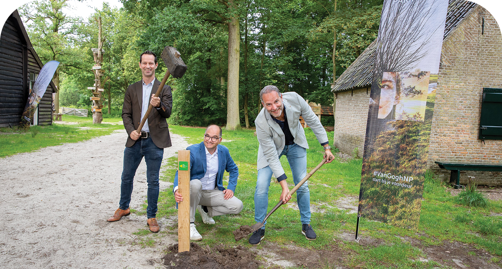 Wethouders Jean-Pierre Schouw (Etten-Leur), in het midden Frank van den Eijnden en Ralph Bogers (Zundert), openden samen twee wandelroutes in Van Gogh Nationaal Park.