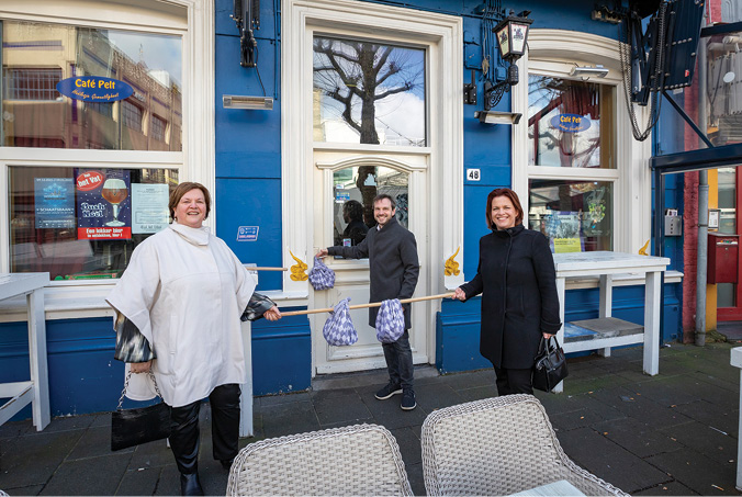 Bij de opening van de Pungelroute werden door ondernemers pungeldoeken met lunch uitgedeeld. Van links naar rechts: Moniek Daniels (Visit Zuid-Limburg), wethouder Jordi Clemens en Kerensa Kuijpers (IBA Parkstad).