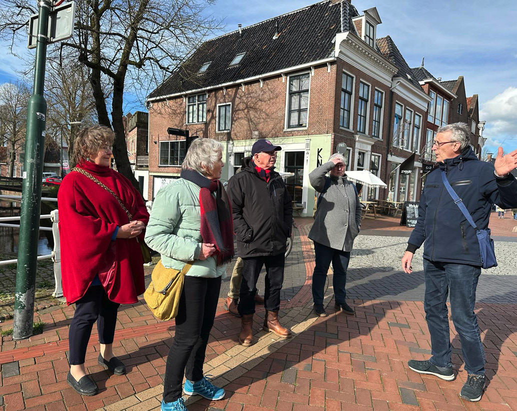 Lokale Friezen zoals de Dokkumse stadsgids Piet de Haan (rechts) zijn trots op hun regio en laten dat graag zien. 