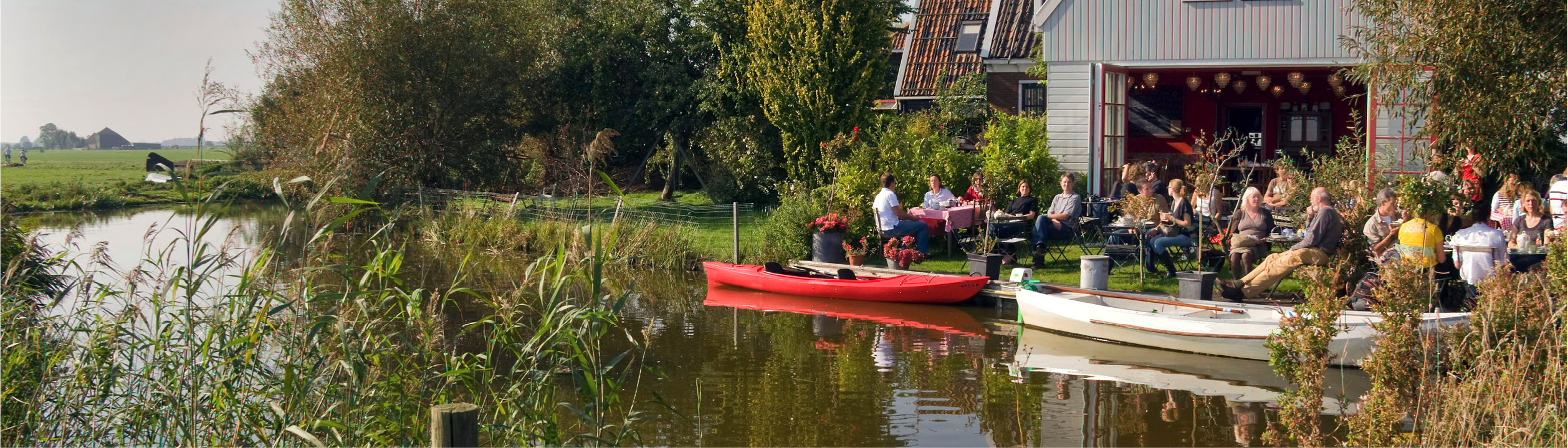 Gezelligheid op het terras van theetuin ’t Einde in Zuiderwoude.