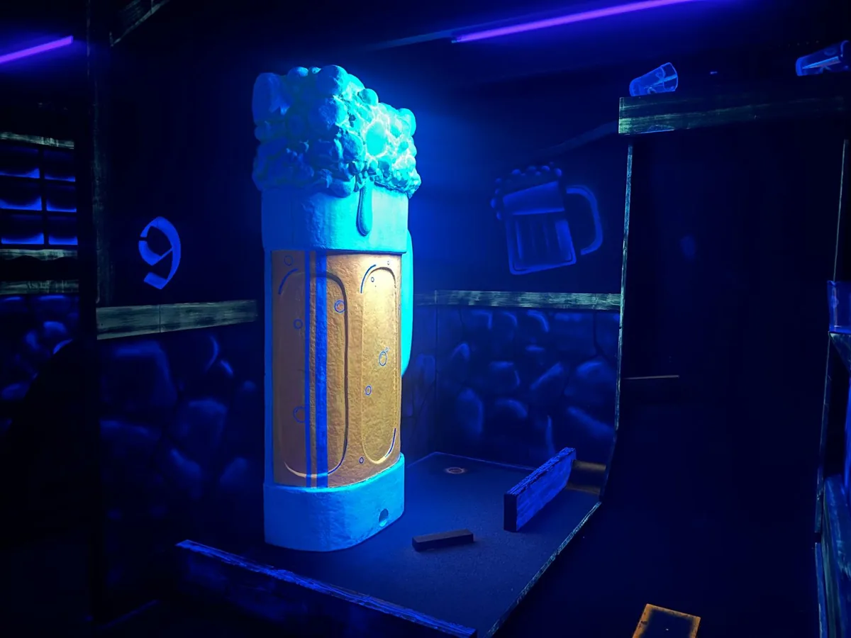 Hole met een grote bierpul als obstakel