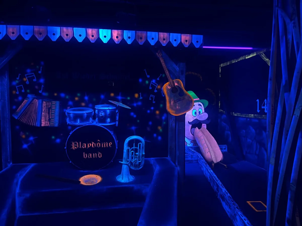 Hole bij het podium van de Playdôme-band